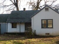 Building Photo - Adorable Home in Country Setting!