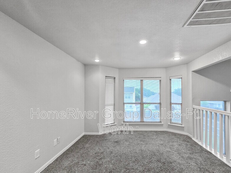 Building Photo - 325 Willow Creek Dr