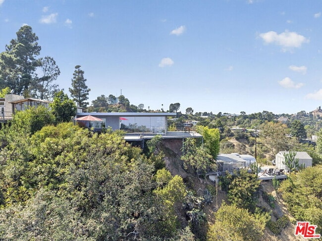 Building Photo - 9012 Crescent Dr