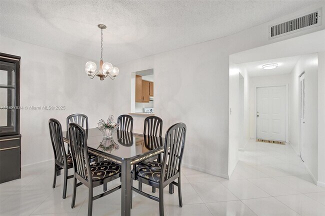 Building Photo - 7300 Lake Cir Dr