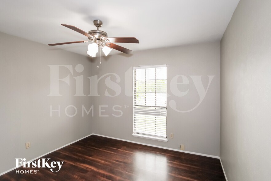 Building Photo - 1835 Tree Line Dr