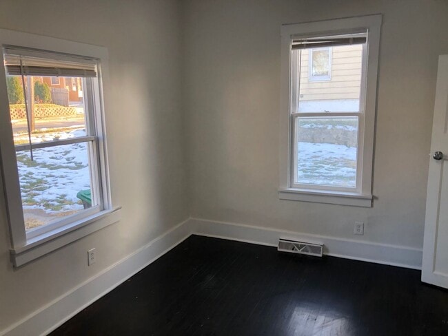 Building Photo - 1BR House- Small- Renovated