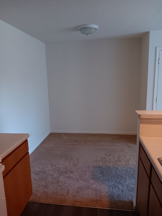 Building Photo - one bedroom one bath downstairs