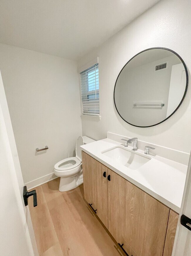 Building Photo - 204 18th St