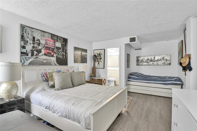 Building Photo - 1331 Lincoln Rd