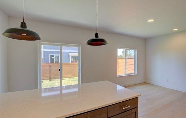 Building Photo - Townhouse 911