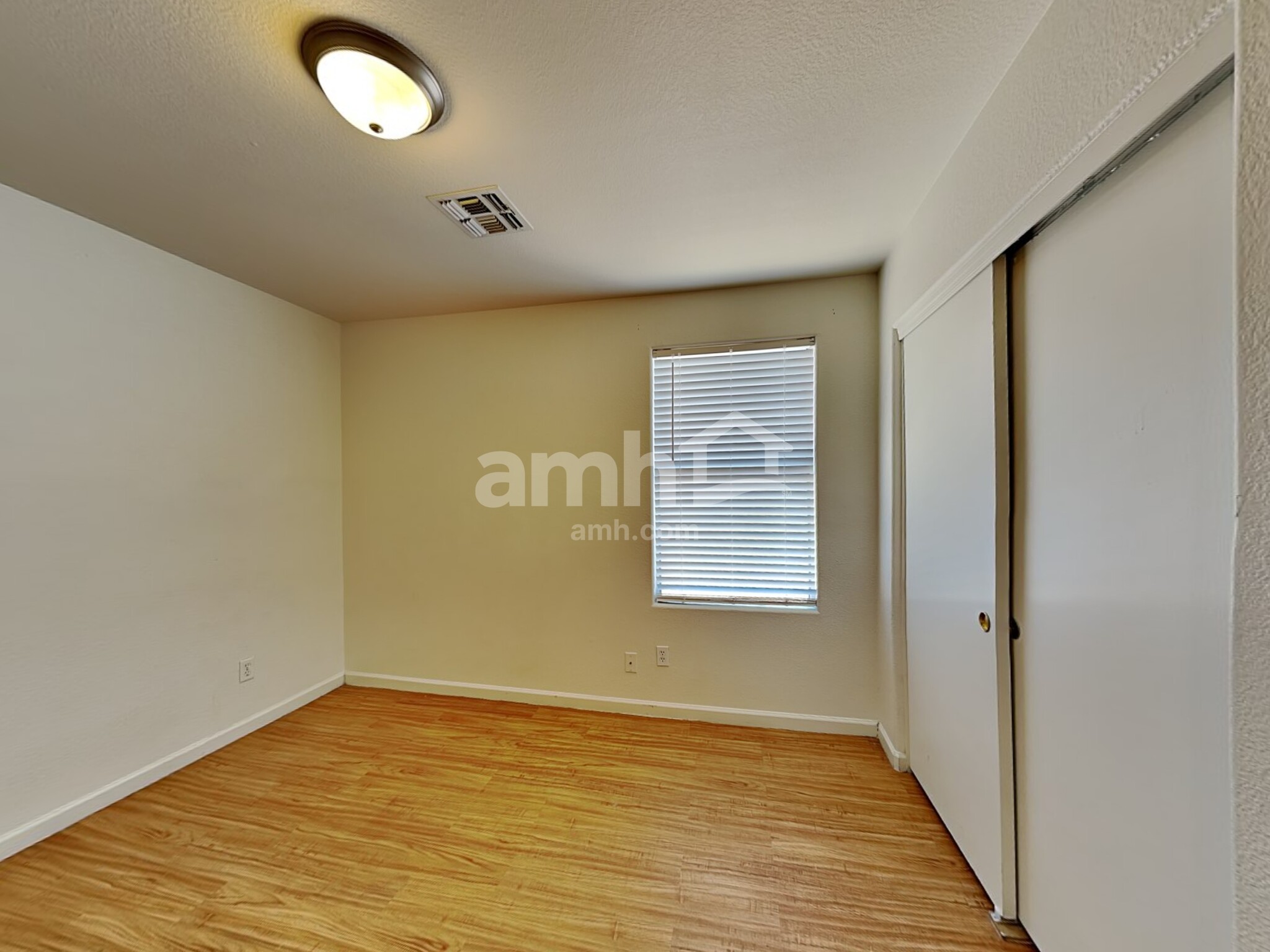 Building Photo - 1324 W Pleasant Ln