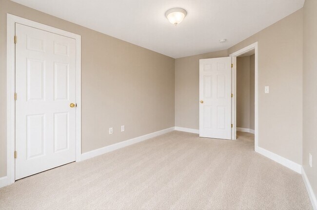 Building Photo - 30-32 Harriet Thayer Avenue Unit 1