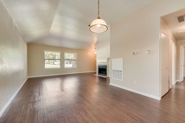 Building Photo - 208 E Denton Dr