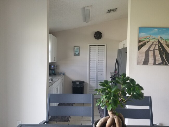 Building Photo - 1088 Persian Ln