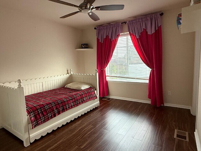 Building Photo - "Spacious 6-Bedroom Haven with 5 Full Baths in Aurora - 3,729 Sq. Ft. of Comfort & Style!"