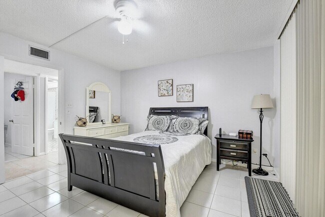 Building Photo - 5220 Las Verdes Cir