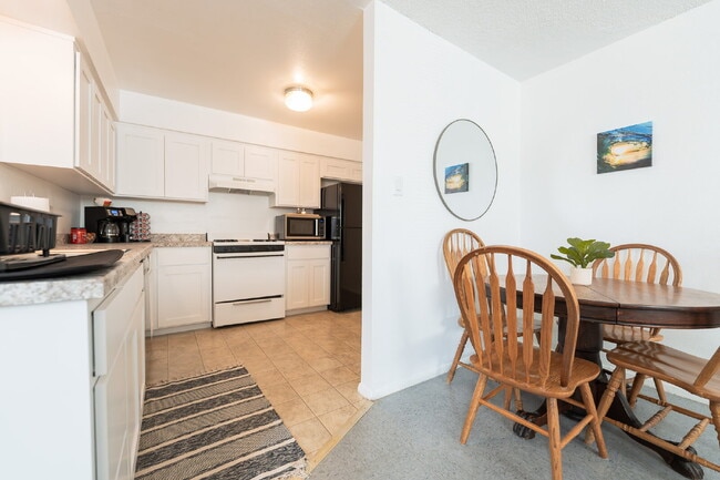 Building Photo - Stylish & Fully Furnished 2-Bedroom in the Heart of Farmington – Flexible Lease Terms!