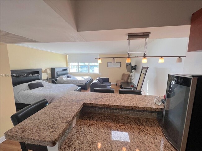 Building Photo - 100 Lincoln Rd