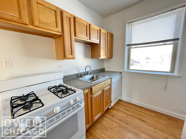 Building Photo - 1426 Farwell W Ave