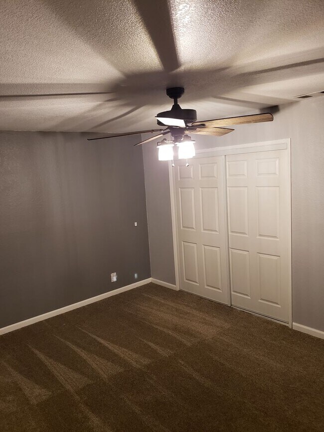 Building Photo - HORSE'S HORSE'S.....GREAT HOUSE WITH LOTS OF LAND AND A BARN