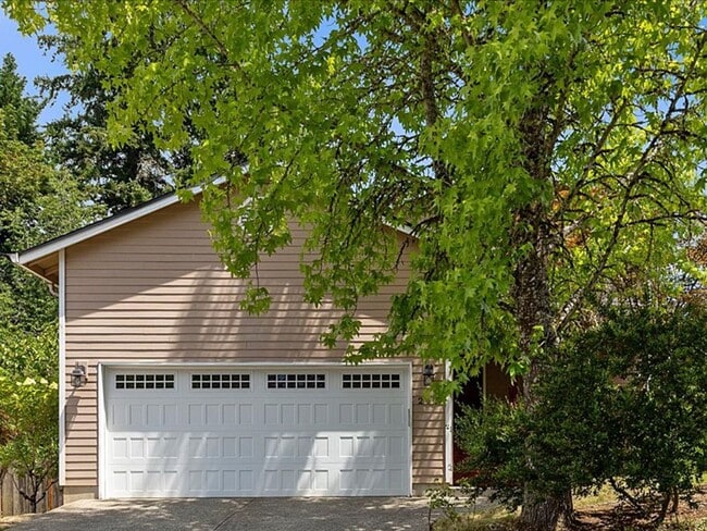 Building Photo - FOR RENT: MRS. CLEAN LIVED HERE! LOVELY HILLSBORO HOME AVAILABLE NOW! 4 BED, 2.5 BATH, 2 CAR GAR,...