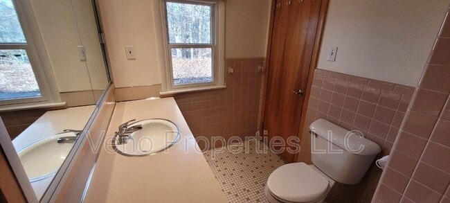 Building Photo - 16 Maple Ave