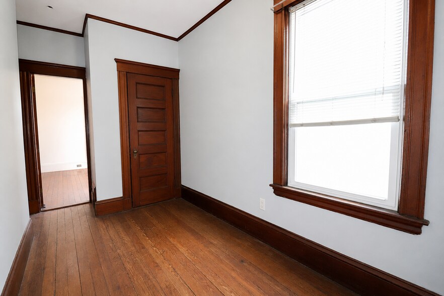 Building Photo - 582 Cambridge St