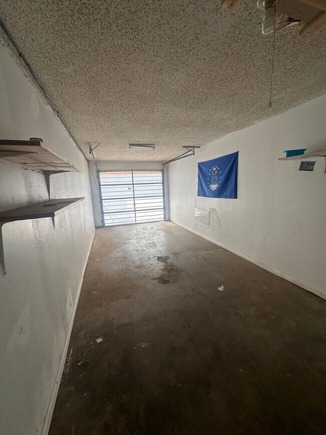 Building Photo - Cozy and Comfortable 3 Bed Home! Sandia Sc...