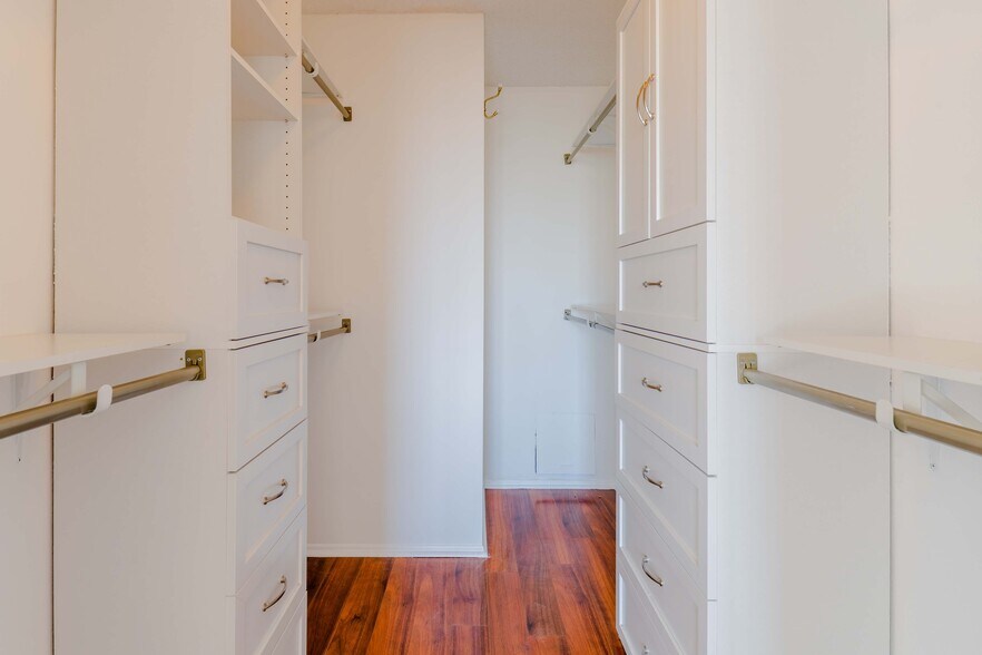 Building Photo - 12830 Burbank Blvd