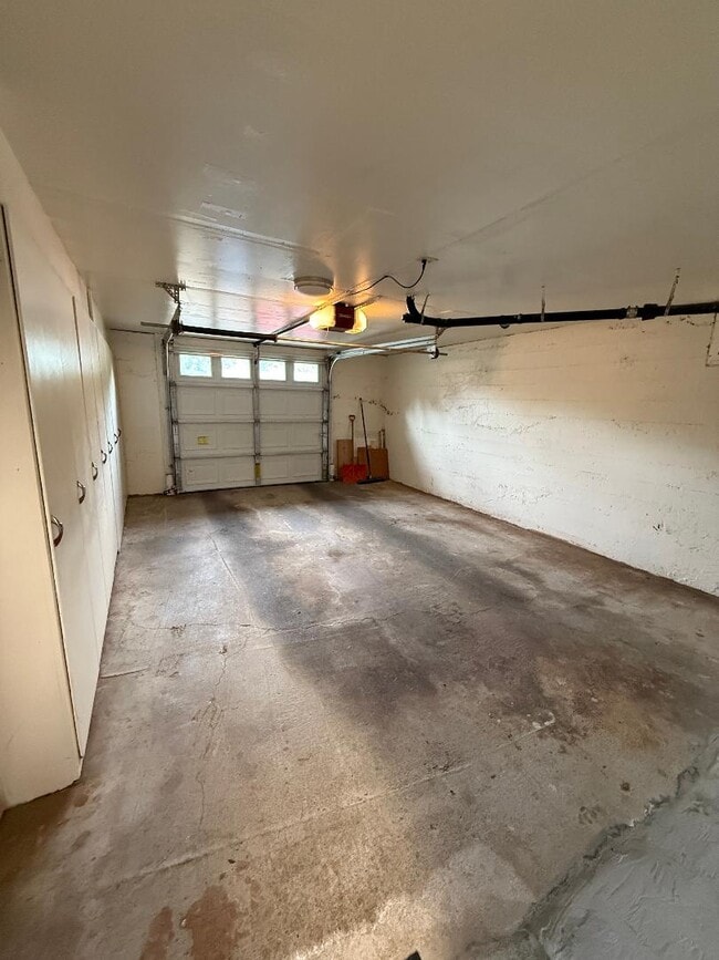 Building Photo - 580 N 13th St