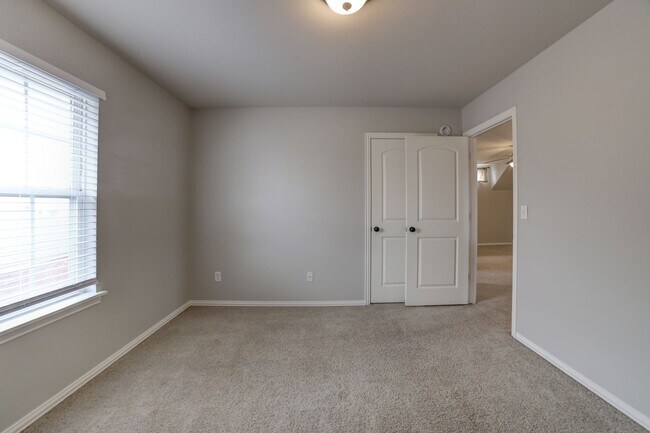 Building Photo - 5 Bed | 2.5 Baths | Broken Arrow