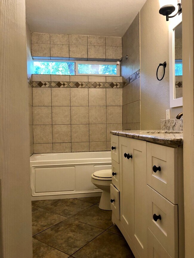 Building Photo - 3 Bedroom / 2 Bath / 2 Car Garage and Carp...