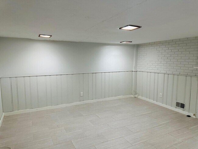 Building Photo - 2500 Lake Ave