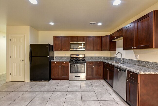 Building Photo - 3330 N Navajo Dr