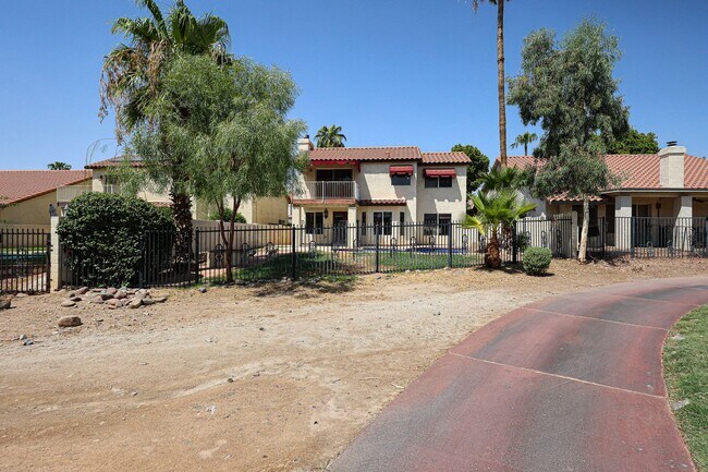Building Photo - Stunning 3 bedroom, 2.5 bathroom Gold Cour...