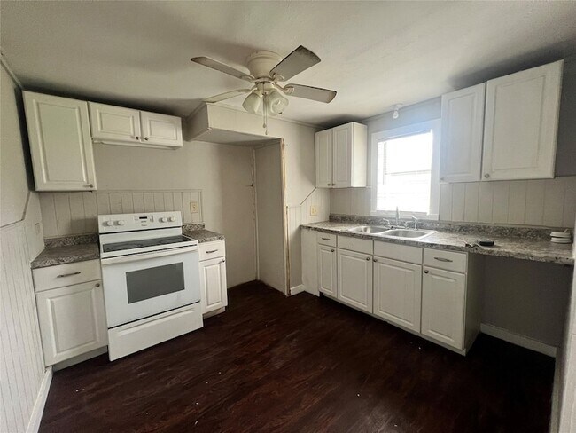 Building Photo - 312 S Pumphrey St
