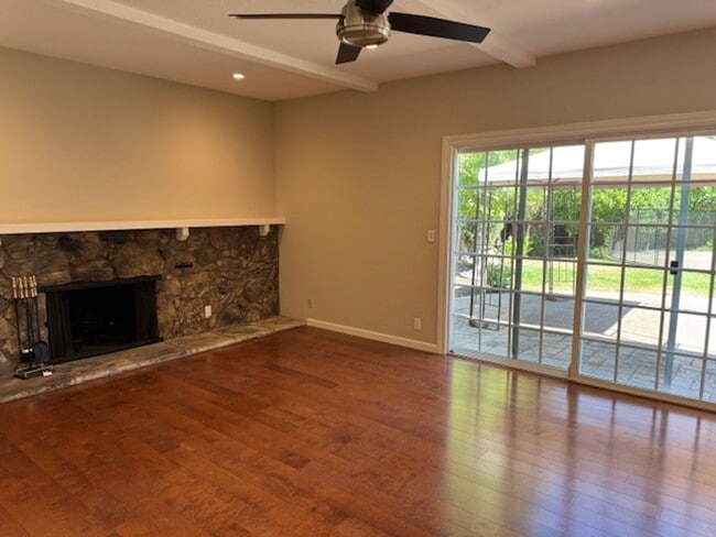Building Photo - Gorgeous 2 story 5 bedroom home w/pool in ...