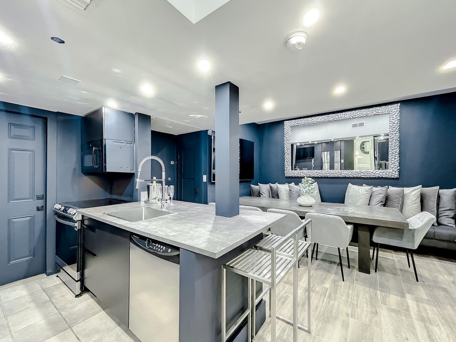 Building Photo - 825 Jimmy Buffett Mem Hwy