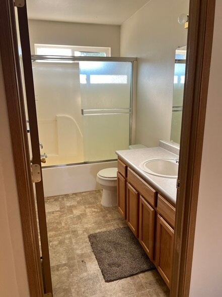 full bath - 5557 Glenridge Way