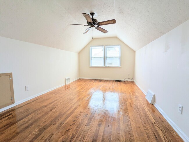 Building Photo - 3113 Silverdale Ave