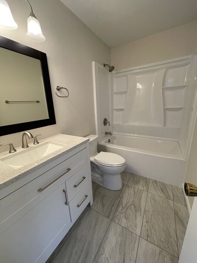 Building Photo - GREAT FAMILY HOME! FULLY FENCED YARD!