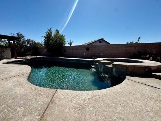 Building Photo - AVAILABLE NOW !! STUNNING 4 Bedroom 2 Bathroom POOL home in La Quinta