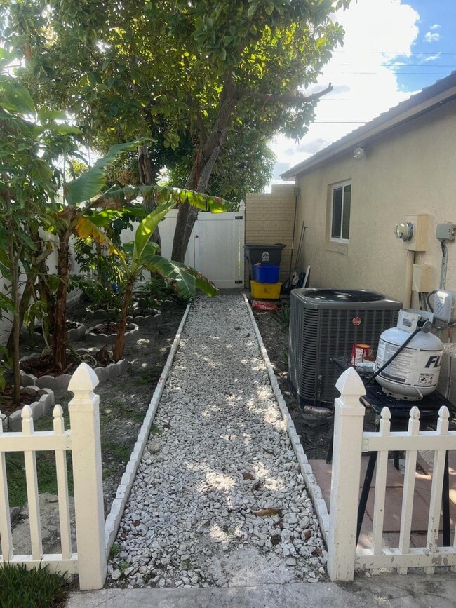 Building Photo - 6383 Saxon Blvd