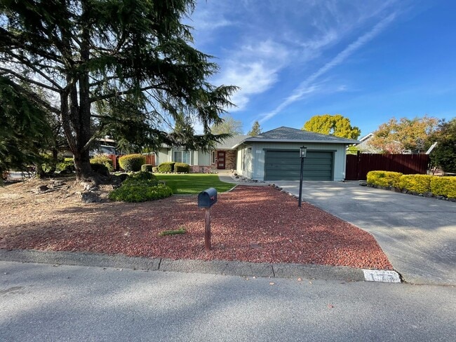 Building Photo - Spacious three bedroom home in desirable Windsor neighborhood!