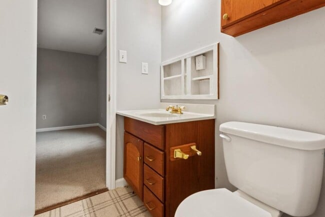 Building Photo - 648 Golfview Dr