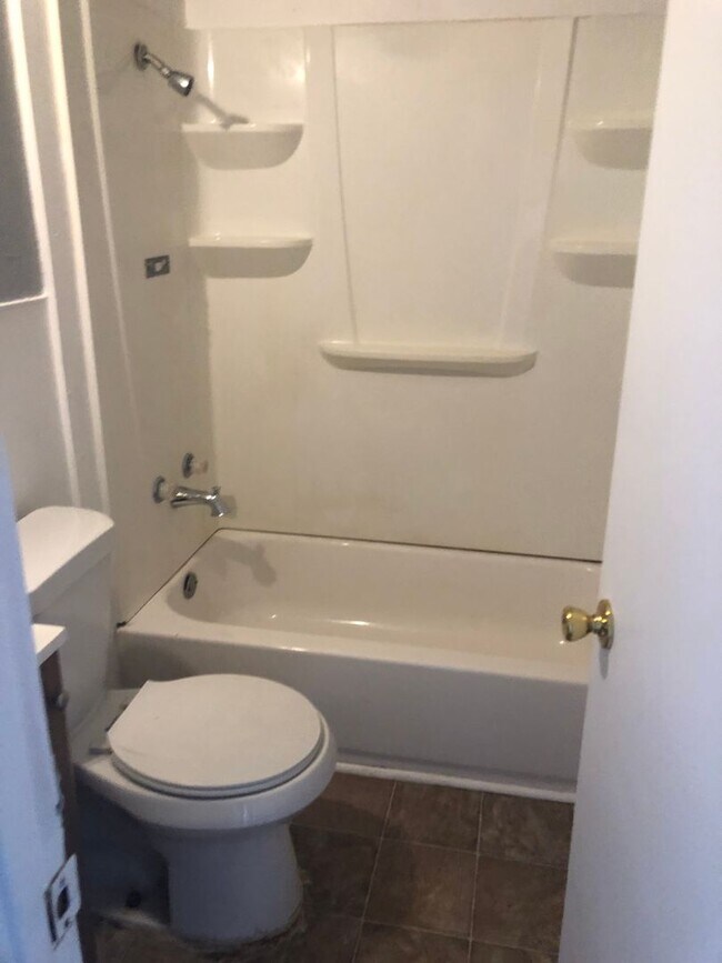 Building Photo - 1/2 off First Month Rent NICE 2 BEDROOM 1 ...
