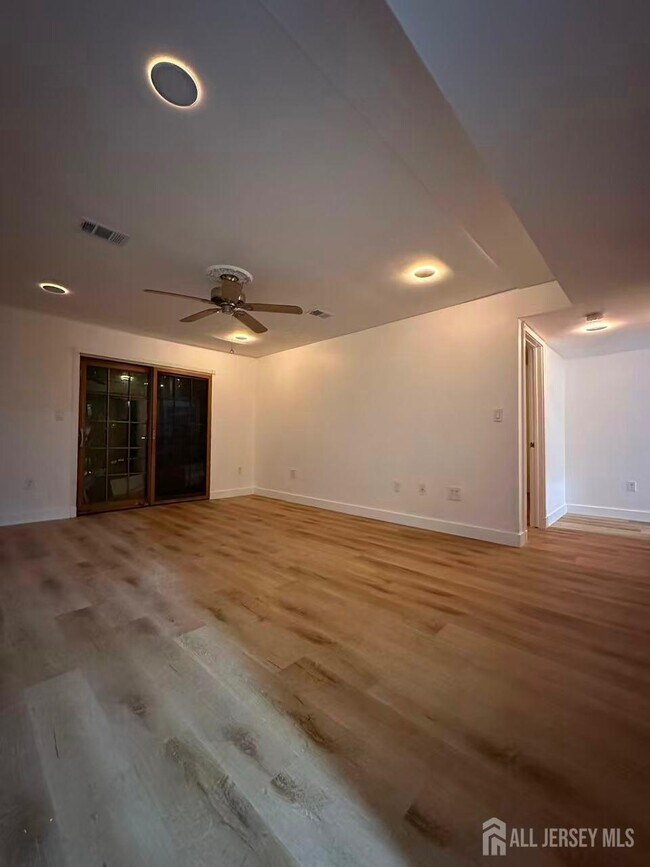 Building Photo - 405 N Oaks Blvd