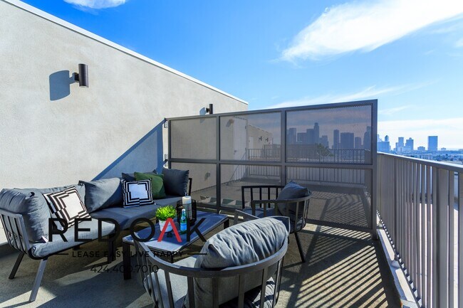 Building Photo - 1011-1013 Everett St-A-103