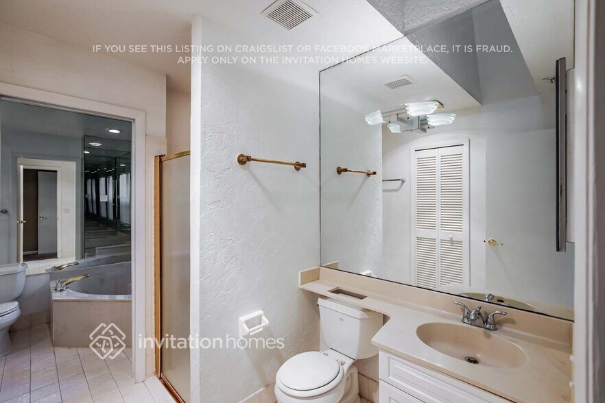 Building Photo - 7045 Golf Pointe Cir