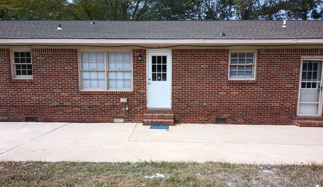 Building Photo - 4 Bedroom 3 Bath Coming Available!!