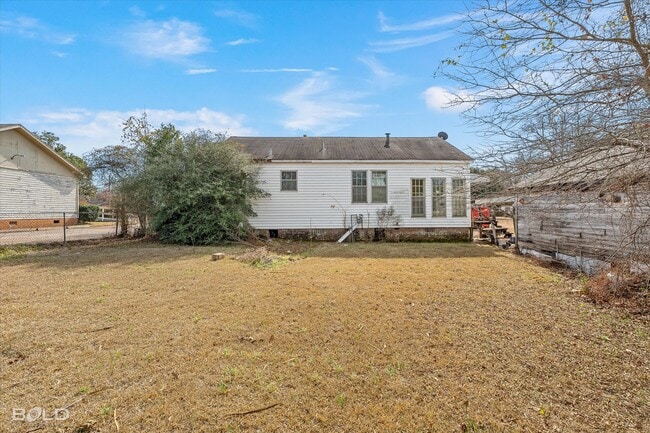 Building Photo - 3814 Lakeshore Dr