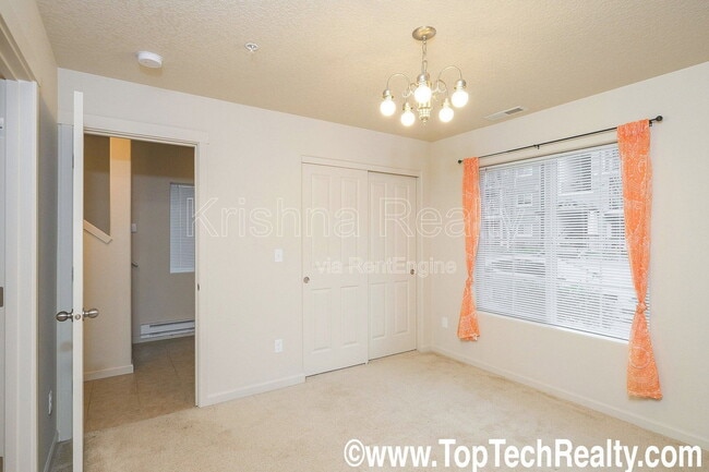 Building Photo - 477 NE Edgeway Drive