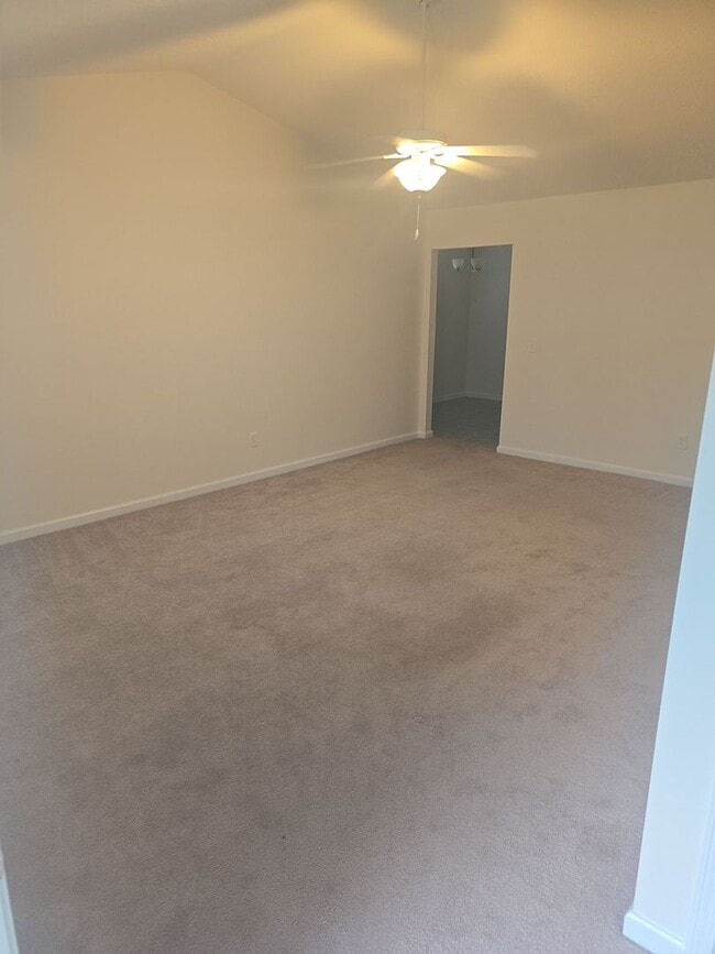 Building Photo - 3 bedroom, 2 bath home in a great area nea...