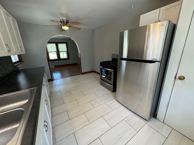 Building Photo - MODERN 3-BEDROOM HOME YOU DON’T WANT TO MISS!